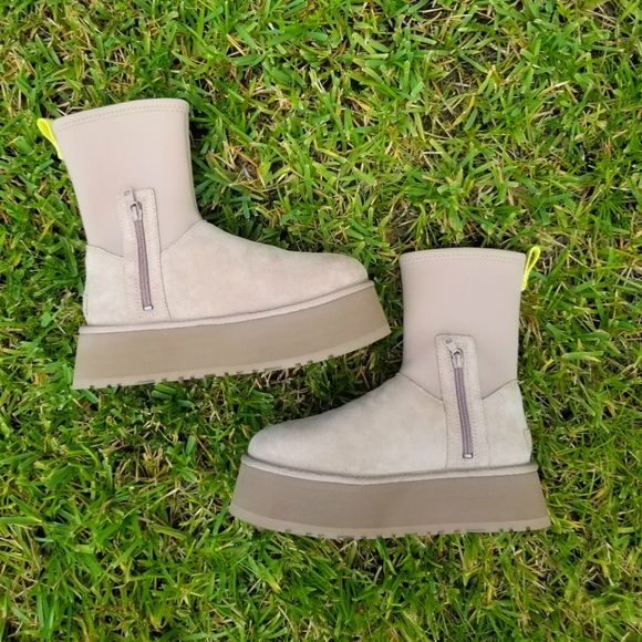 NWT UGG Classic Dipper Boots in Sand Tan Size 8 - Picture 3 of 13
